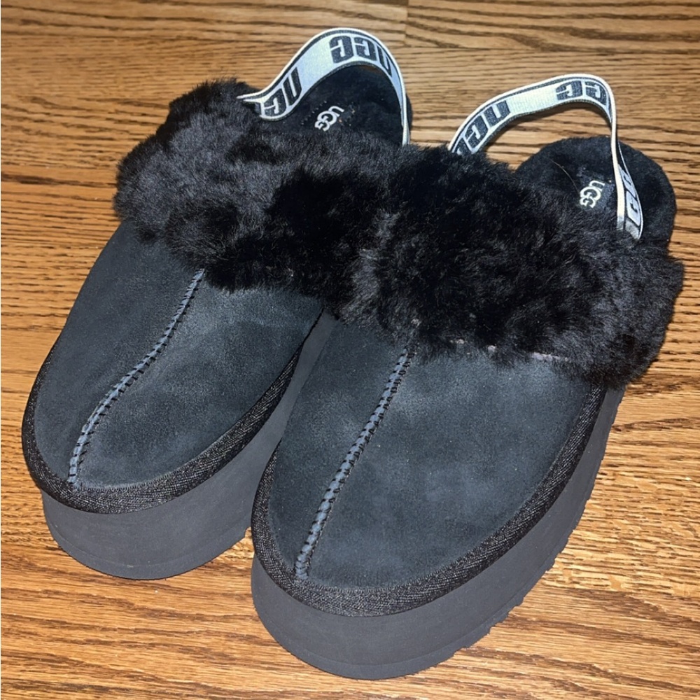 Women’s Size 8 UGG Black Fur Lined Slip-On Clogs